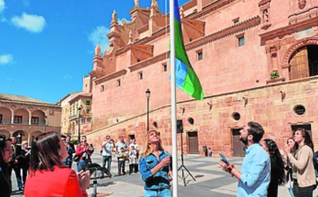 Izada de bandera en el Día del Pueblo Gitano