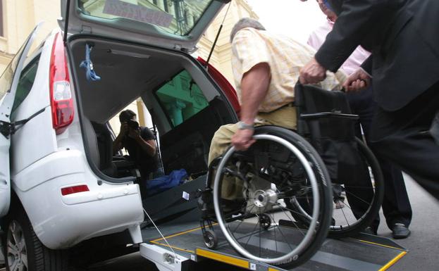 La Comunidad ayudará a las personas con discapacidad a acceder al transporte público