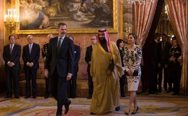 Felipe VI y el príncipe saudí examinan en Zarzuela la cooperación bilateral