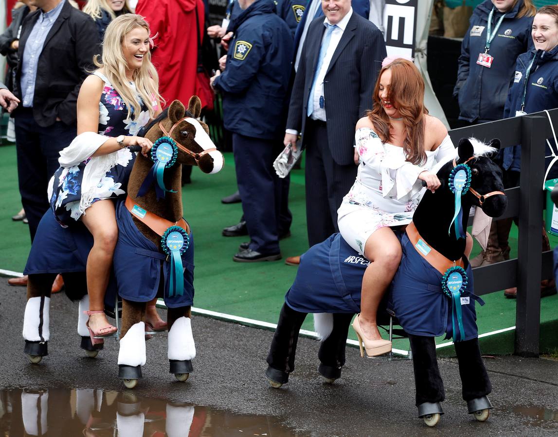 Pamelas, tocados y paraguas