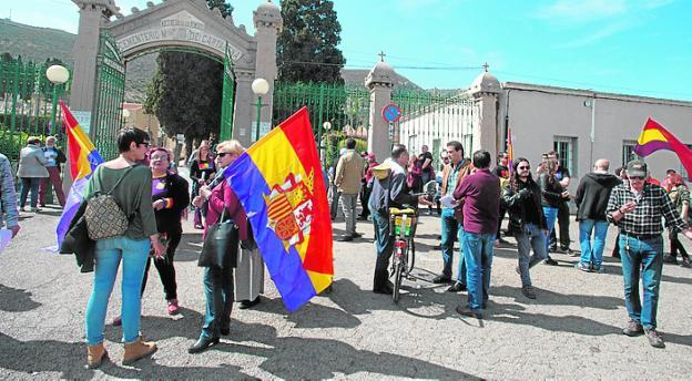 Tributo en el cementerio a los republicanos muertos