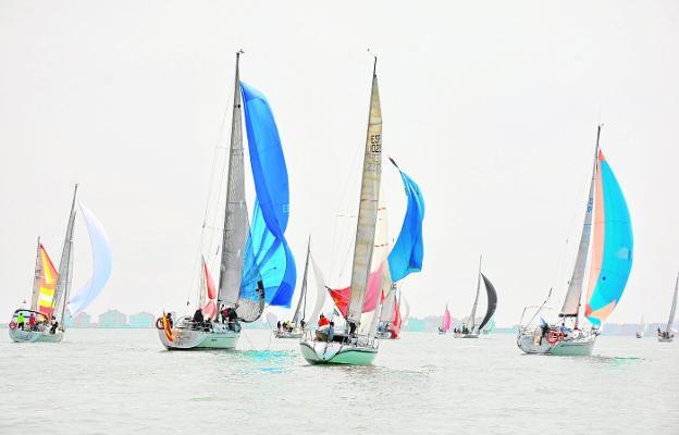 Los cambios de viento enredan la regata