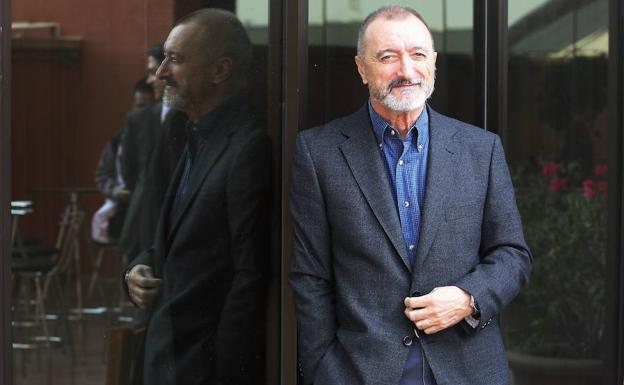 Pérez Reverte repite como el favorito de los murcianos para irse de cañas