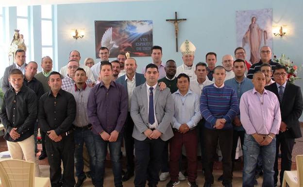 El Obispo de Cartagena confirma a 22 presos en la cárcel de Sangonera