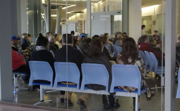 Salvemos el Rosell denuncia la espera de pacientes en los pasillos del Santa Lucía