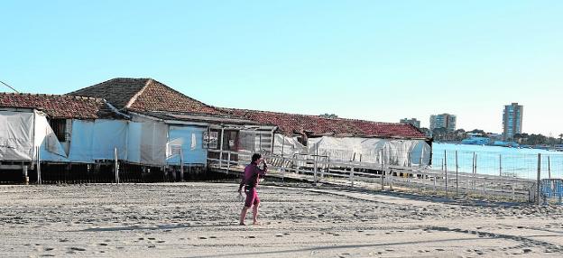 Lo Pagán se divide entre afines a reconstruir el Floridablanca o a liberar la playa del balneario