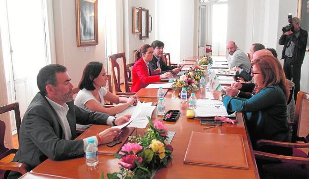 El exalcalde anuncia su candidatura en plena polémica sobre Arroyo