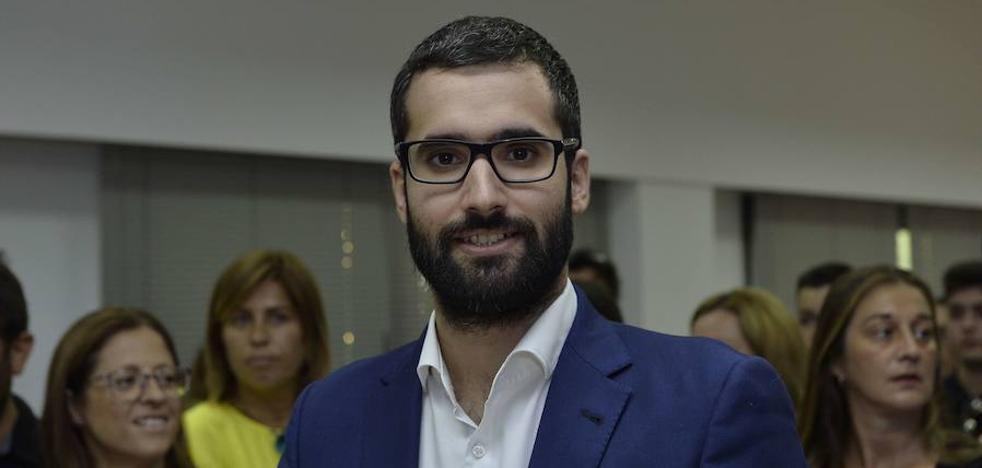 La oposición habla de «clientelismo» y duda de la «regeneración» del PP de López Miras