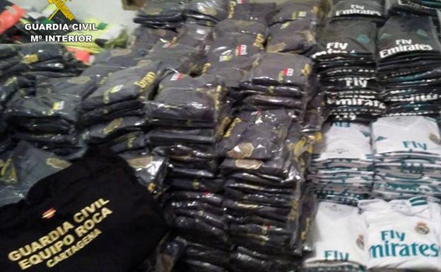 Sorprendidos en Lobosillo cuando descargaban 6.700 prendas de marca falsificadas