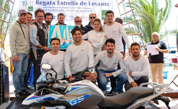 El 'Pez de Abril', de Meseguer, vuela en aguas de Torrevieja