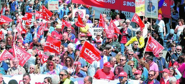 Miles de trabajadores exigen en la calle que la recuperación económica llegue a los salarios