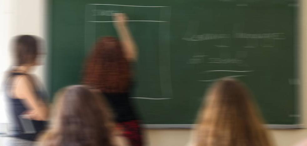 El ciberacoso a docentes crece imparable mientras bajan otras prácticas vejatorias