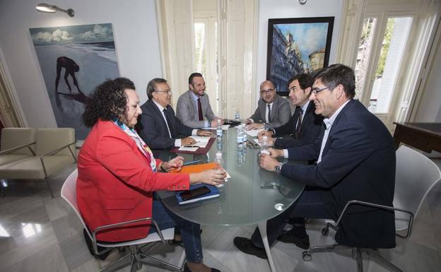 Los empresarios exigen a Fomento celeridad para construir la ZAL y Valverde se compromete a desbloquear el proyecto