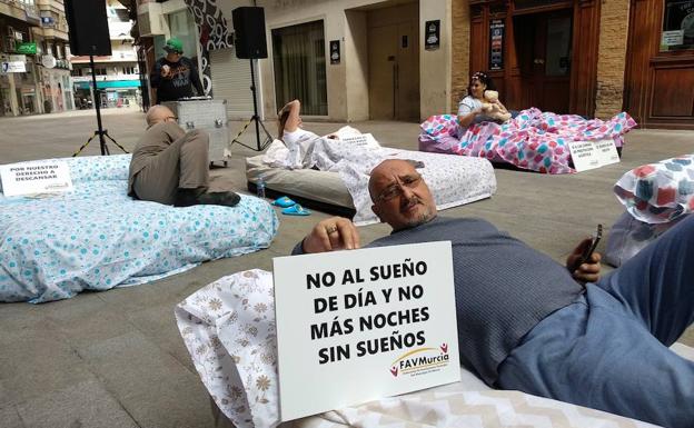 Los vecinos sacan los colchones a la calle por su derecho a descansar frente al ruido