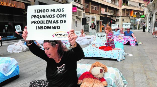 'Sufridores' del ruido exigen su derecho a dormir por las noches llenando de camas Pérez Casas