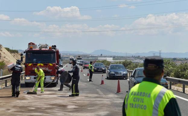 Varios heridos, dos de ellos graves, en un aparatoso accidente en la A-30 a la altura de Ulea