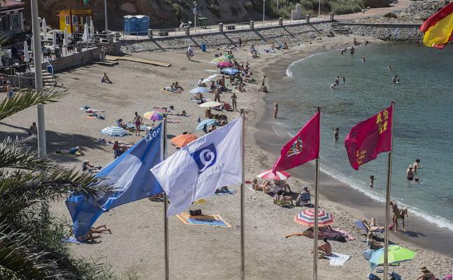 Imagen de archivo de la bandera azul de la playa de Cala Cortina, en Cartagena./J. M. Rodríguez / AGM