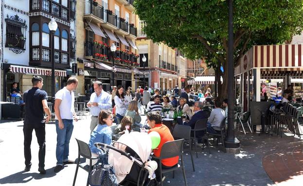 Los hosteleros reparten desde hoy 10.000 pegatinas para que no se vocifere en la calle