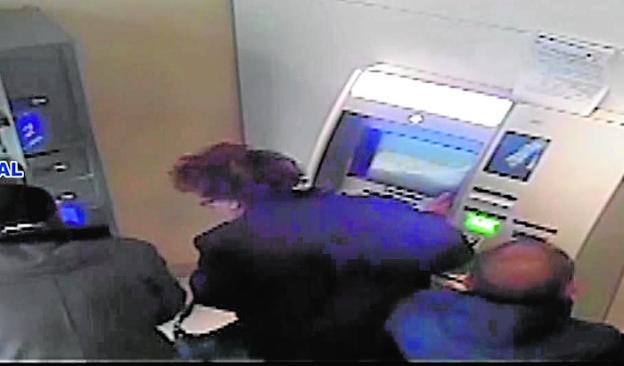 Arrestan a dos peruanos por desvalijar a clientes de bancos con el 'timo de la siembra'