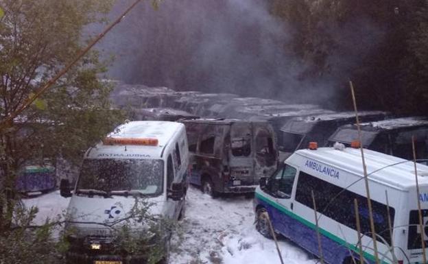 Calcinadas 35 ambulancias en un incendio desatado en Vizcaya en un presunto sabotaje
