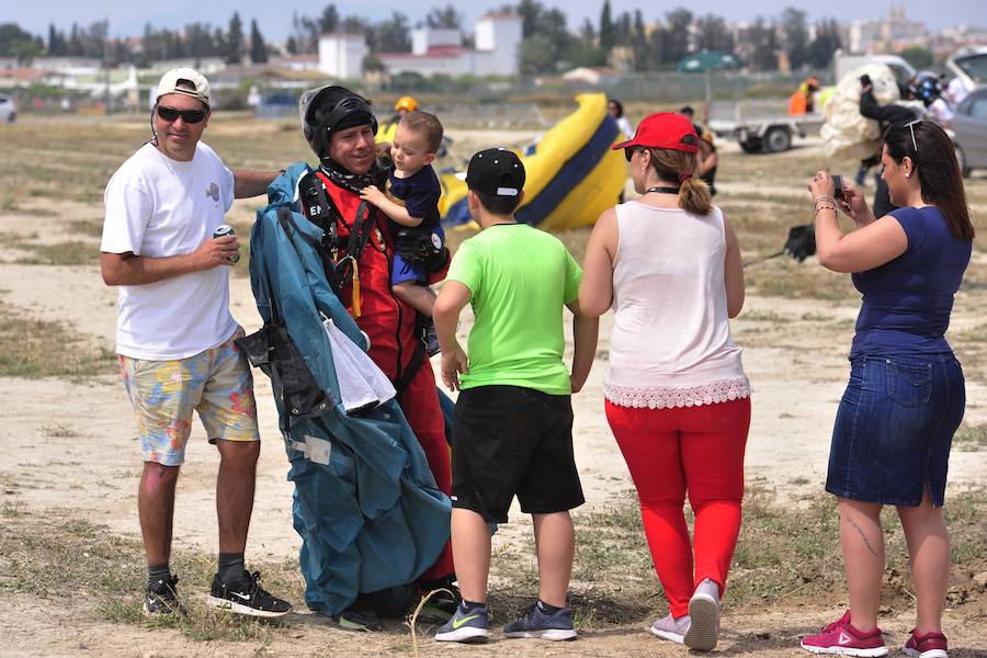 Los paracaidistas y el aeromodelismo toman el cielo de Alcantarilla