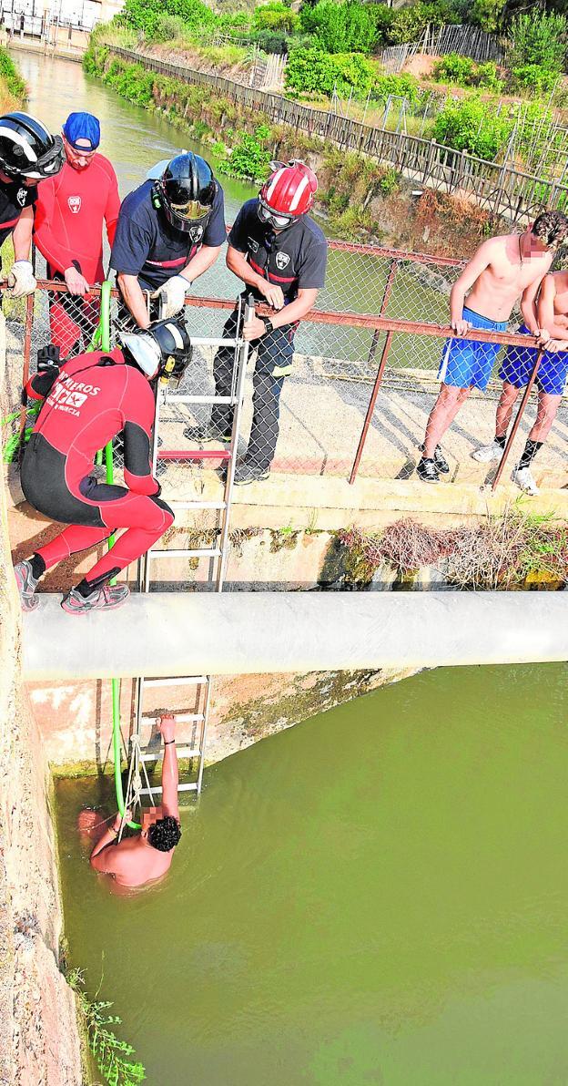 Rescatan en Abarán a un niño que se lanzó al río para ...