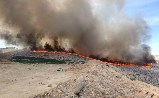 Declarado un incendio en el vertedero de Cañada Hermosa