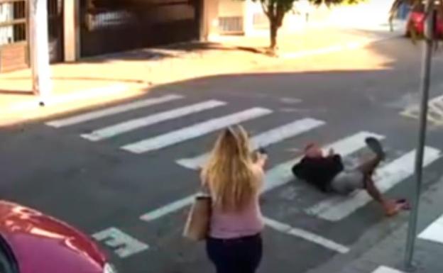 La heroica reacción de una policía de paisano ante un ladrón en la puerta de un colegio