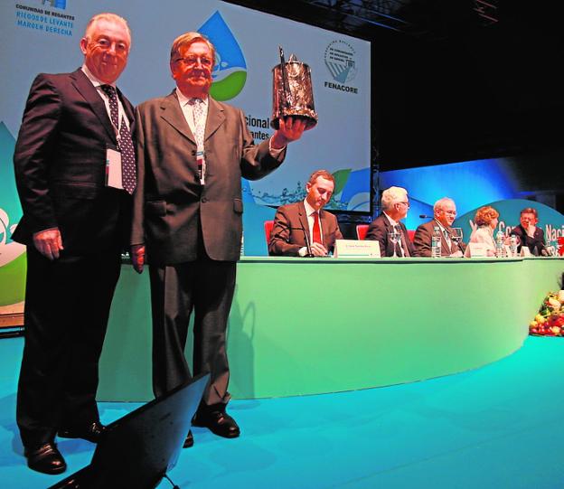 Mucha cortesía a la sombra de la mayor desaladora de Europa