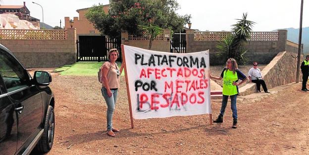 La protesta de los padres del Llano ante Tejerina
