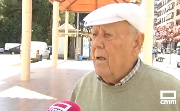 Ángel, el entrañable abuelo que ofrece una recompensa para recuperar a la perdiz que le han robado