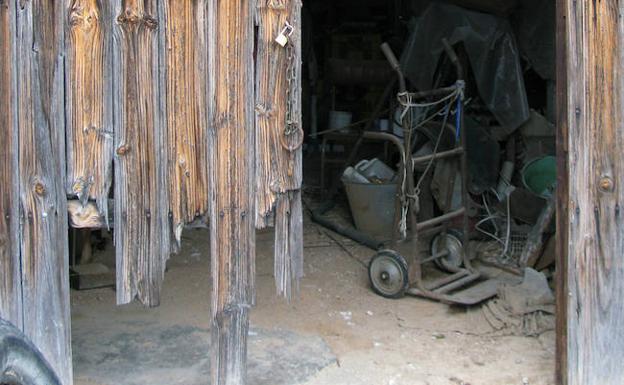 Tres detenidos mientras cometían un robo en una finca de Cobatillas