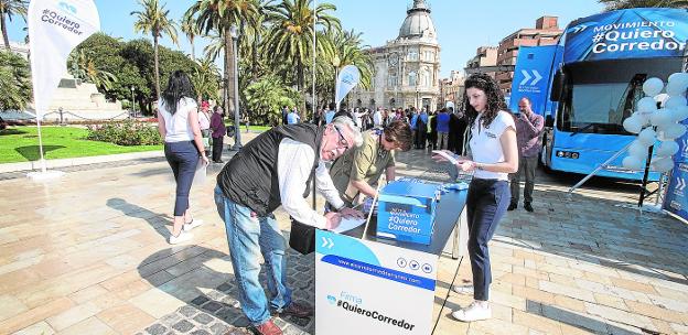 Los empresarios denuncian que la situación de El Hondón retrasará más el AVE y el Corredor