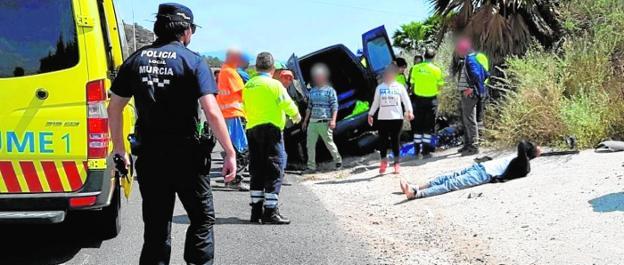 Nueve heridos al volcar una furgoneta de obreros