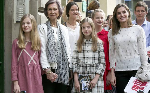 Las reinas Letizia y Sofía, unidas por las pequeñas de Palacio