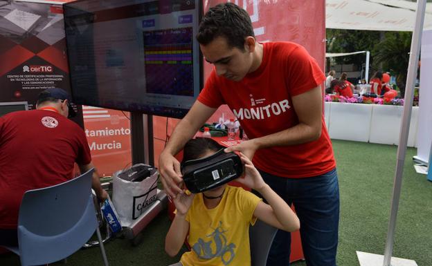 Centenares de personas visitan la Plaza Circular de Murcia para celebrar el Día de Internet