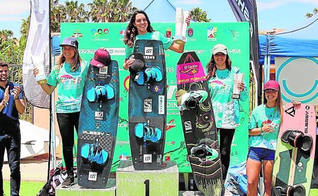 Claudia León, segunda en el Nacional de 'kite' en Los Alcázares