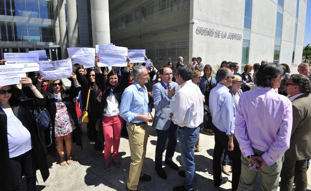 La Justicia se paraliza en la Región para exigir más medios y mejoras laborales