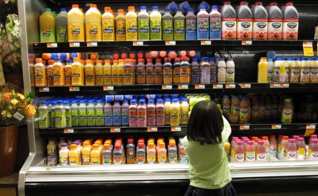 El error que cometen los padres que dan a sus hijos zumos industriales y patatas fritas