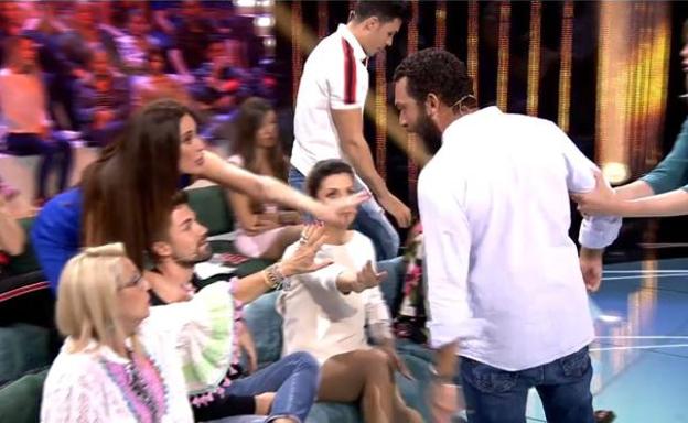 Alejandro Albalá, a punto de ser agredido por Alberto Isla