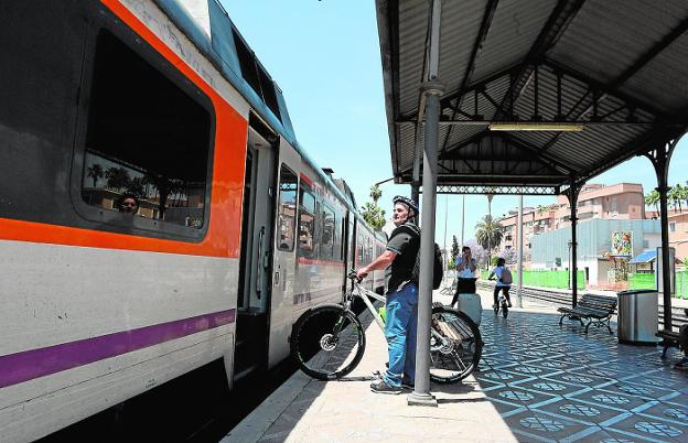 Los alcaldes de Murcia, Cartagena y Lorca exigen mejoras a Renfe y Adif