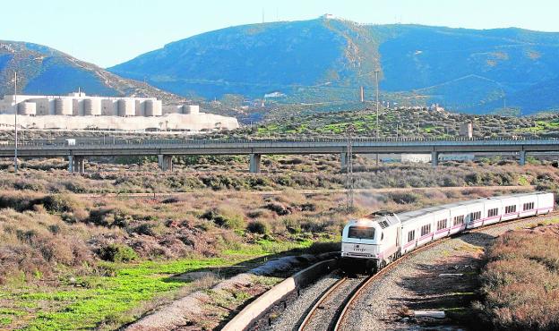 Comunidad y Fomento optan por un AVE en superficie e indignan al Ayuntamiento