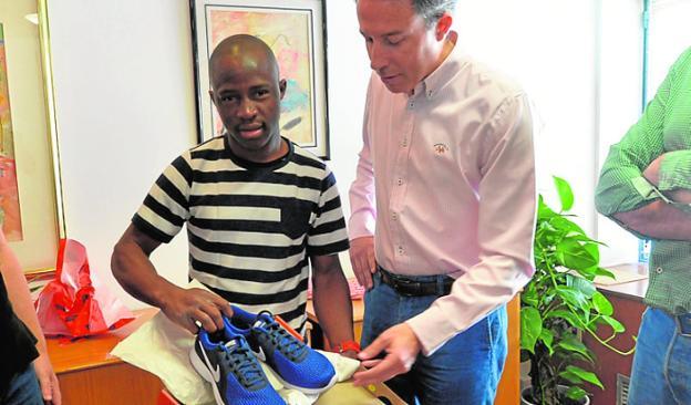 Ali Aidara ya tiene zapatillas para correr