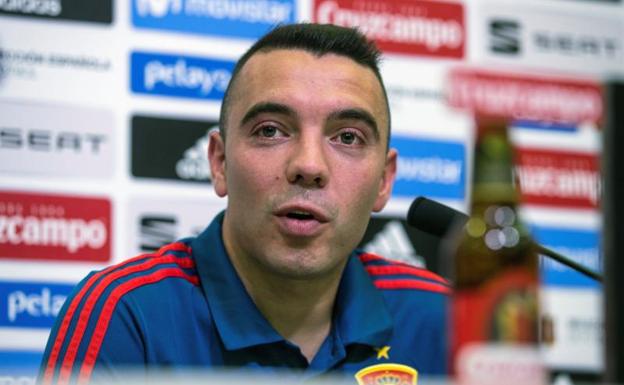 Aspas disfruta en el tobogán de 'La Roja'