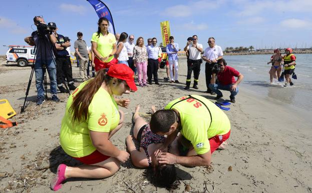 La vigilancia con socorristas se amplía este verano a más tramos de costa