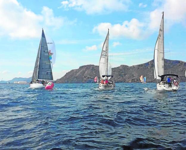 El viento acompaña en la jornada debut de la Regata Carburo de Plata