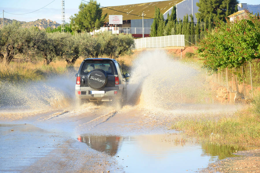La tromba de agua deja calles anegadas en Caravaca, Blanca y Abarán