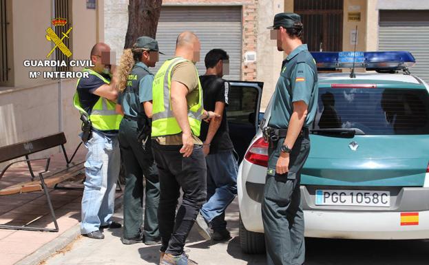 Detenidos por cometer más de una veintena de robos en cementerios de Murcia