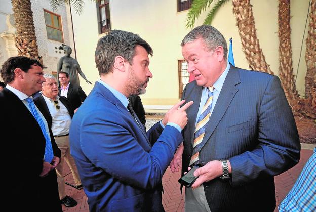 Francisco Bernabé espera el cese y baraja su regreso a la abogacía