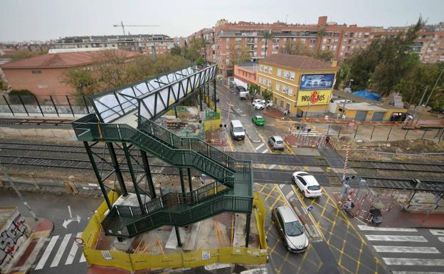 Fomento presenta a Famdif el proyecto de instalación de los ascensores en el paso a nivel de Santiago el Mayor